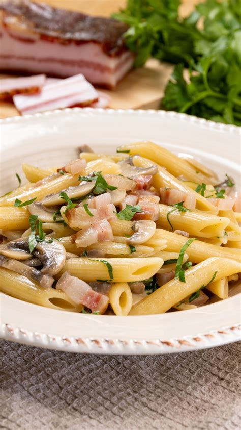 Pasta fresca con funghi porcini e pancetta