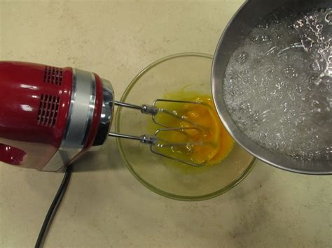 Preparazione della pâte à bombe con sciroppo caldo