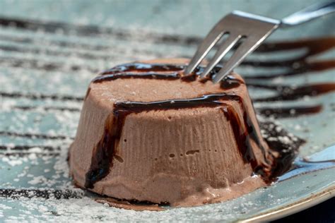Ingredienti per un semifreddo al cioccolato e rum