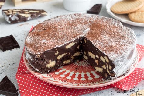 Immagine di una torta vegana guarnita con biscotti sbriciolati