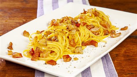 Infografica: Confronto Nutrizionale Carbonara Tradizionale vs. Carbonara di Tonno
