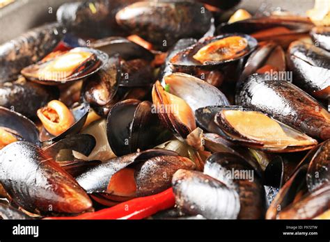 Una pentola di cozze cotte al vapore