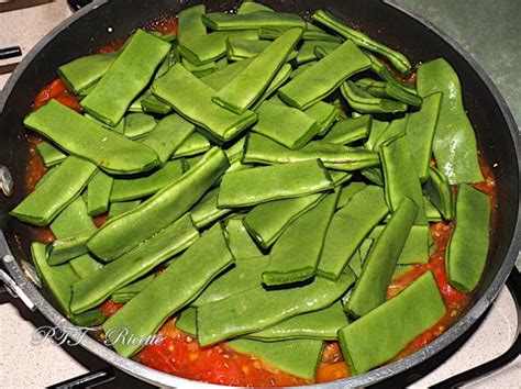 Primo piano di un piatto di fagiolini piattoni al pomodoro