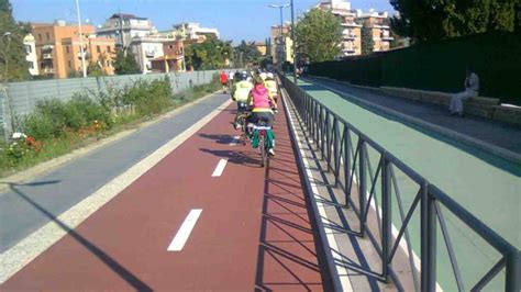 Pista ciclabile in un contesto urbano
