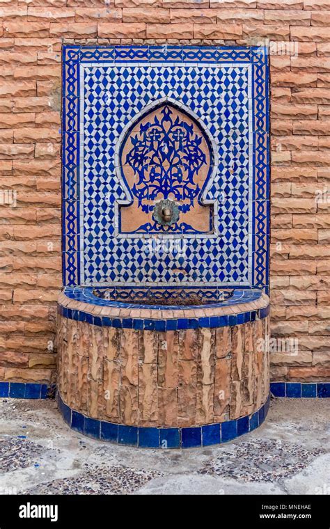 Fontana decorata con zellige in un cortile marocchino
