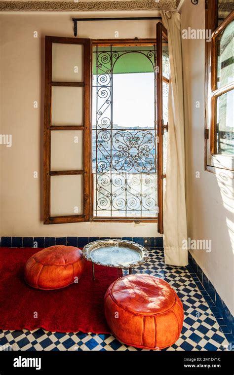 Interno di una casa marocchina con pareti in tadelakt e dettagli in legno