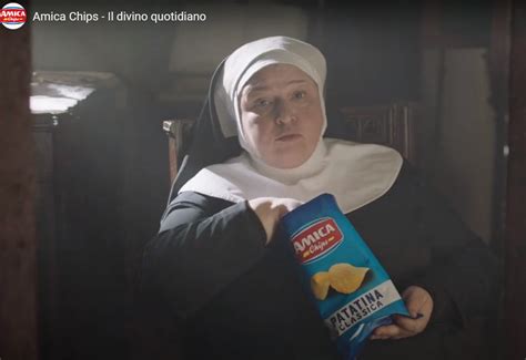 Pubblicità Amica Chips con ostia sostituita da patatina
