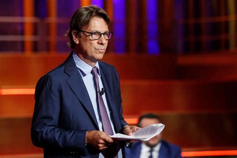 Nicola Porro in studio televisivo