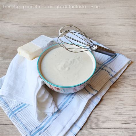 Preparazione della besciamella in un pentolino con frusta