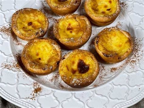 Immagine di Pastéis de Nata appena sfornati con zucchero a velo e cannella