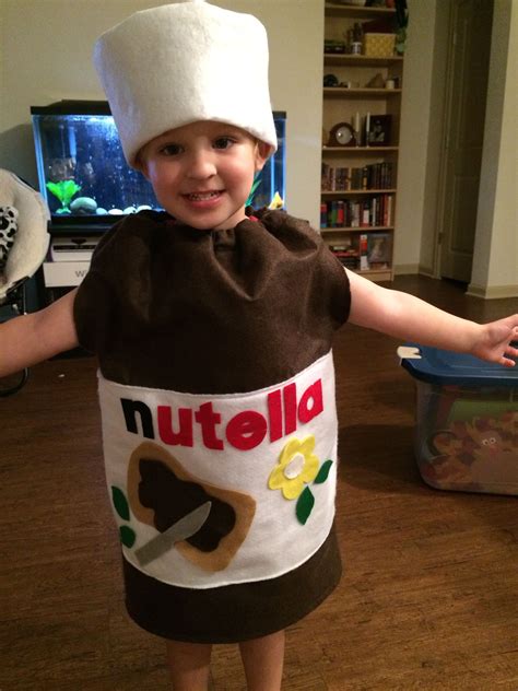 Bambino con costume da vasetto Nutella
