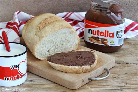 Coppia con costumi da Nutella e pane tostato