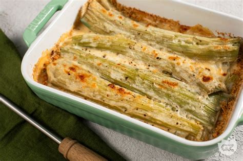 Vista ravvicinata di cardi freschi preparati per la cottura