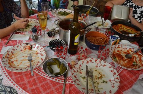 Una tavola imbandita con piatti mediorientali, tra cui falafel e salsa Cacik