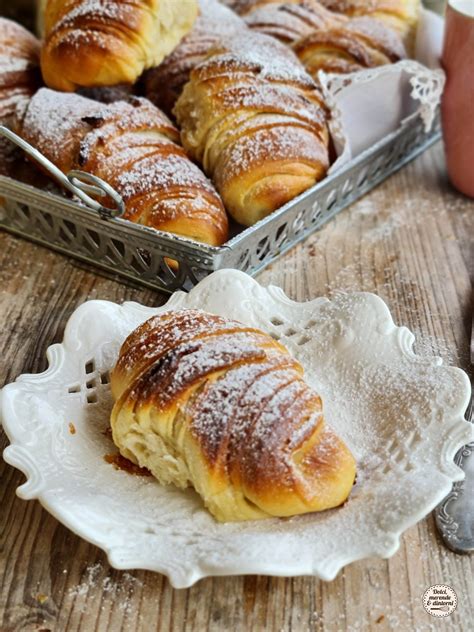 Cappuccino e cornetti appena sfornati