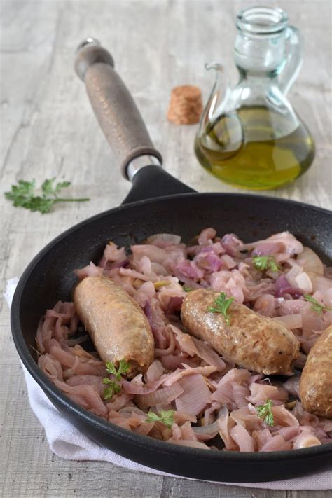 Padella con salame e cipolle in cottura