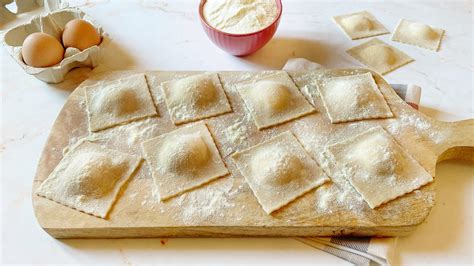 Ravioli fatti a mano su un vassoio