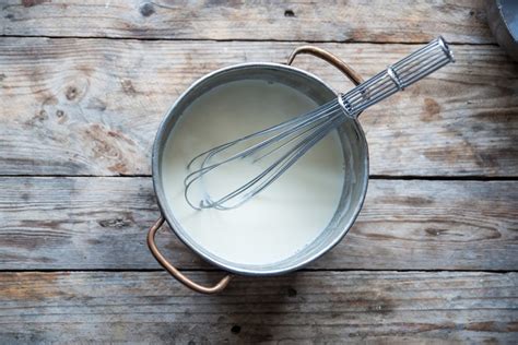 Preparazione della besciamella con frusta