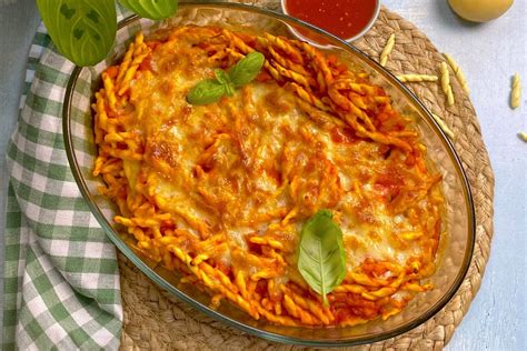 Teglia di trofie al forno con formaggio filante