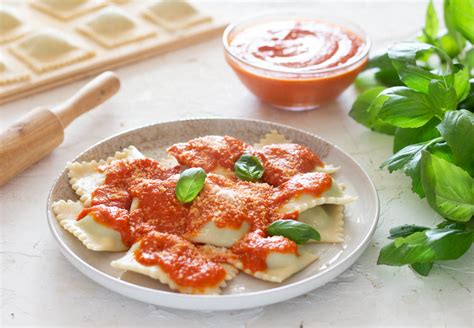 Primo piano di ravioli sardi con sugo