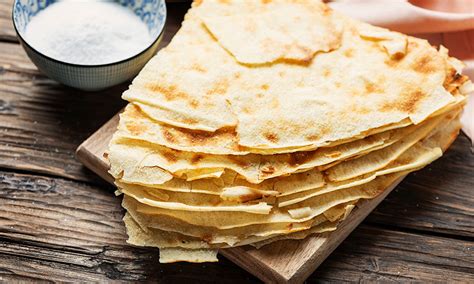 Selezione di formaggi sardi con miele e pane carasau