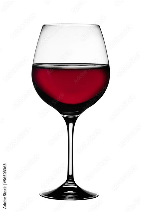Bicchiere di vino rosso sardo con un piatto di ravioli