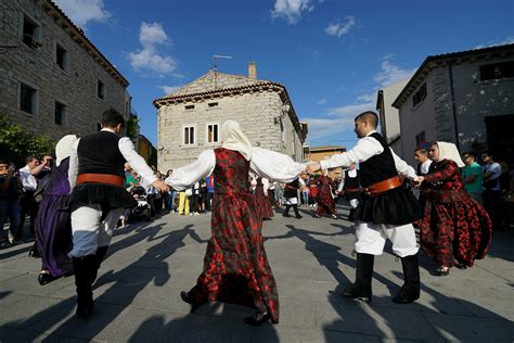 Gruppo folk sardo in costume tradizionale