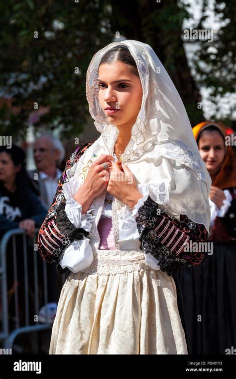 Costumi tradizionali sardi durante una festa