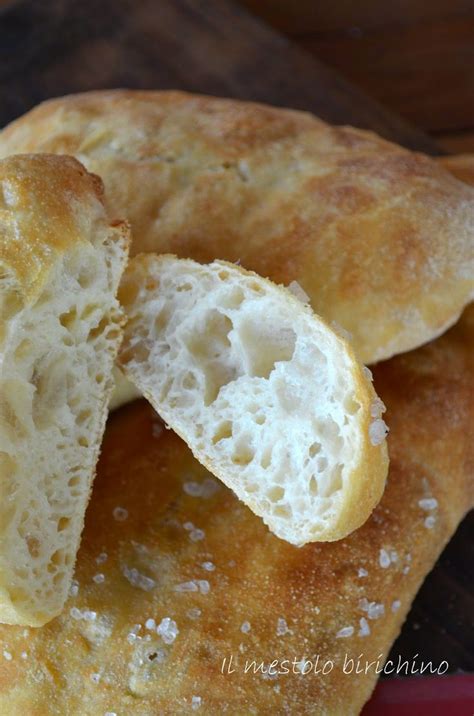 Pane casereccio sardo appena sfornato