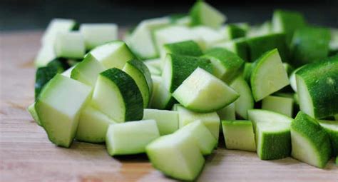 Zucchine tagliate a cubetti e pronte per essere cotte