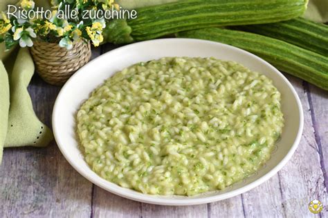 Risotto cremoso con zucchine e chorizo visibile