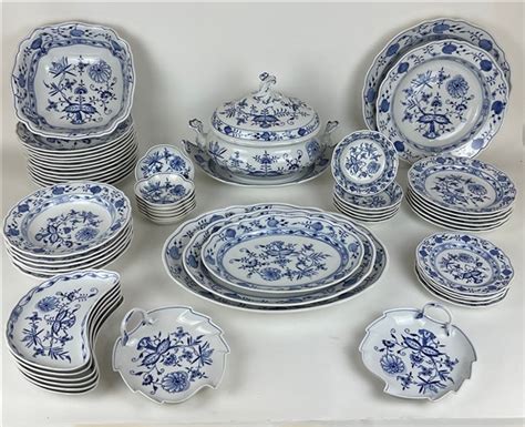 Particolare di un servizio da tavola con decoro a cipolla