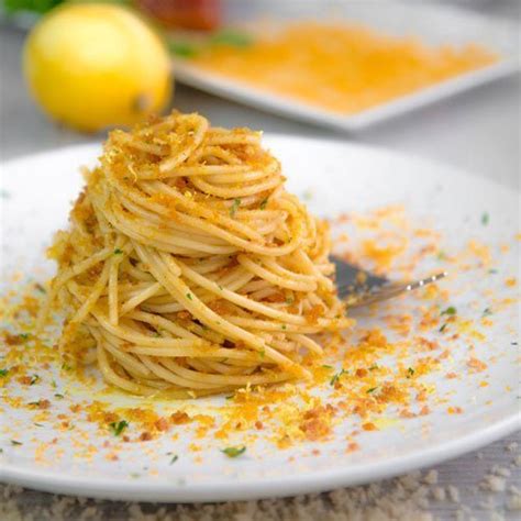 Bottarga di muggine grattugiata su una pasta