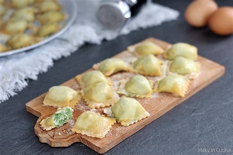 Ingredienti freschi per il ripieno dei ravioli: ricotta, spinaci, Parmigiano