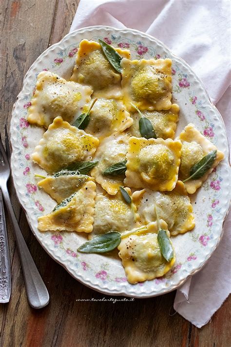 Piatto finito di ravioli di ricotta e spinaci al tartufo