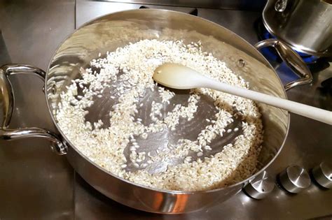 padella con riso tostato