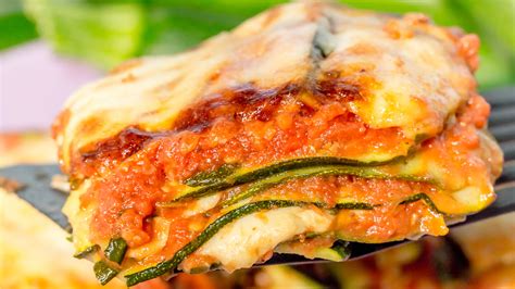 Zucchine fresche e ingredienti per la parmigiana