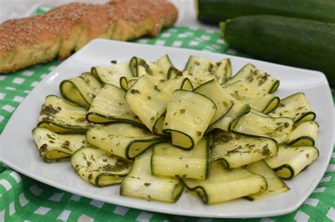 Zucchine affettate sottilmente pronte per essere disposte