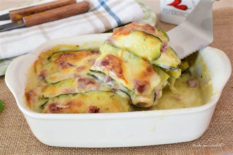 Zucchine e prosciutto cotto disposti a strati in una pirofila
