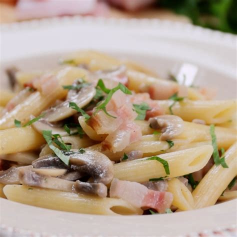 Padella con funghi e pancetta in cottura
