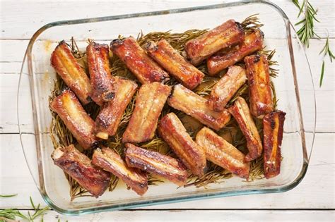 Costine di maiale cotte al forno con erbe aromatiche