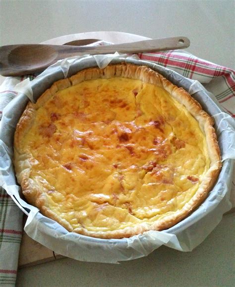 Teglia con pasta sfoglia per quiche