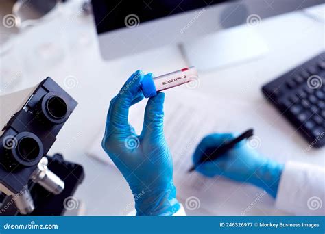 Microscopio che osserva campioni di urina