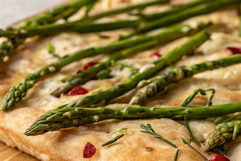 Immagine stilizzata di vari alimenti come asparagi, aglio, cipolle e caffè