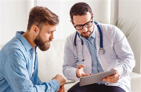 Medico che parla con un paziente, con uno sfondo di icone mediche