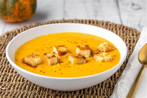 Immagine di una vellutata di zucca arancione brillante