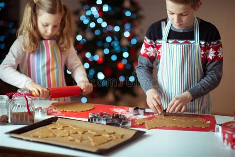 bambini che preparano dolci