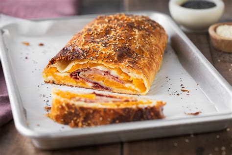 Strudel salato di zucca dorato e spolverizzato con semi
