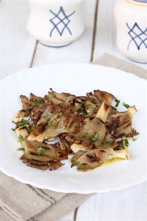 Immagine di un piatto di funghi Pleurotus grigliati