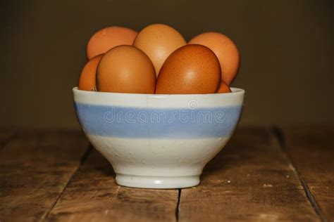 Uova su un piano di legno